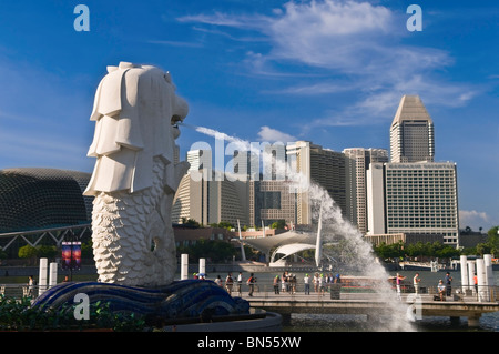 Estatua Merlion y del horizonte de la ciudad de Singapur