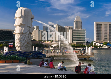 Estatua Merlion y del horizonte de la ciudad de Singapur