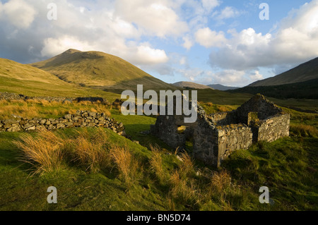 Bheinn Talaid desde una cabaña en ruinas cerca de Glen bothy Tomsléibhe Forsa, Isle Of Mull, Escocia, Reino Unido Foto de stock