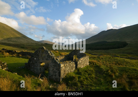 Las ruinas de un casa de campo cerca de Glen bothy Tomsléibhe Forsa, Isle Of Mull, Escocia, Reino Unido Foto de stock
