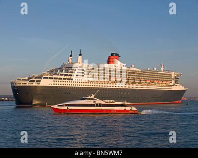Cunard's trasatlántico Queen Mary 2 a punto de atraque temprano por la mañana en los muelles de Southampton Hampshire Inglaterra Foto de stock