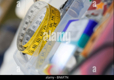 Cinta de medir, la cinta métrica para medir el bordado, la costura,  trabajo, etc Fotografía de stock - Alamy