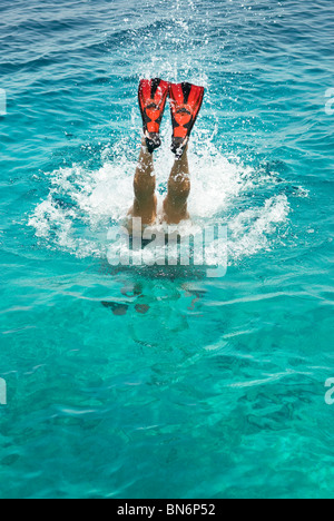 Hombre de zambullirse en el agua Foto de stock
