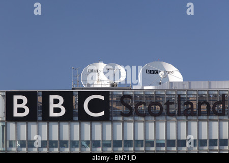 BBC Escocia firma y platos satélite en el edificio de la sede del muelle del Pacífico en Glasgow, Escocia, Reino Unido Foto de stock
