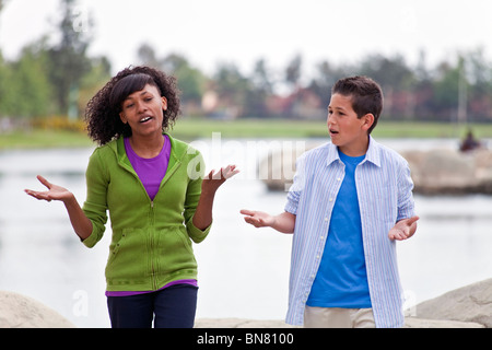 Multi étnico racial étnicamente diverso de adolescentes de 14-16 años de edad chica Afroamericanos y caucásicos boy hablando.MR Myrleen Pearson Foto de stock