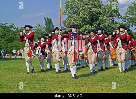 Jóvenes músicos militares en guerra revolucionaria uniformes realice con fifes y tambores para visitantes en el histórico Colonial Williamsburg en Virginia, Estados Unidos. Foto de stock