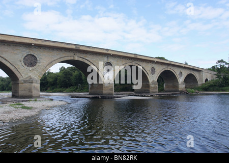 Puente sobre el rio coldstream tweed Escocia en junio de 2010 Foto de stock