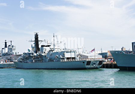 Tipo de buque de guerra de la Marina Real británica 23 fragata HMS Lancaster F229 acoplado al astillero naval de Portsmouth, Inglaterra, Reino Unido Foto de stock