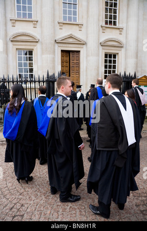 Licenciados en trajes de graduación / albornoces en un graduado /ceremonia de graduación en la Universidad de Cambridge. Cambridge. En el Reino Unido. Foto de stock