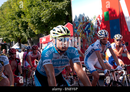 Tour de France 2010 - Etapa 4 (Cambrai- Reims) - equipo Milram rider, entre otros jinetes, después de que la línea de meta. Foto de stock