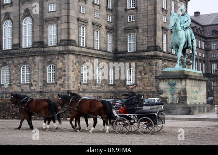 Copenhague, Christiansborg Palace, con carruaje y estatua ecuestre