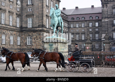 Copenhague, Christiansborg Palace, con carruaje y estatua ecuestre