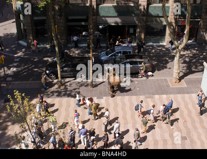 Vista aérea de la gente CAMINANDO POR LAS RAMBLAS BARCELONA ESPAÑA Foto de stock