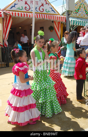 Las niñas en trajes flamenca, abril Feria de Primavera, feria tierra, Sevilla, provincia de Sevilla, Andalucía, España, Europa Occidental Fotografía de stock -