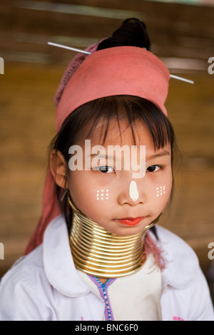 Joven de los Padaung cuello largo de las tribus montañesas con marcas tradicionales cara, Tha Ton, provincia de Chiang Mai, Tailandia