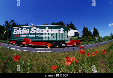 Bajo el ángulo del camión, viajando a lo largo de un solo carril carretera pasando poppys y flores silvestres cerca de York Yorkshire UK Foto de stock