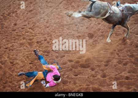 Miembro de cowboy Rodeo PRCA caído desde la espalda de Smalltown horseIn Bridgeport Texas, EE.UU. Foto de stock