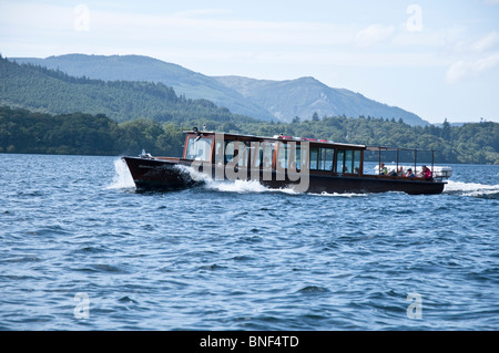 Lanzamiento / ferry de pasajeros en Derwent, el distrito del lago de agua, Cumbria, Reino Unido Foto de stock