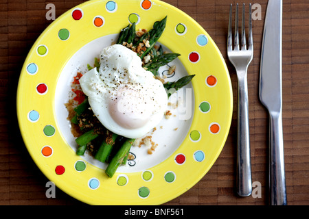 Huevo Escalfado fresca y saludable con espárragos servidos en un plato con ningún pueblo Foto de stock