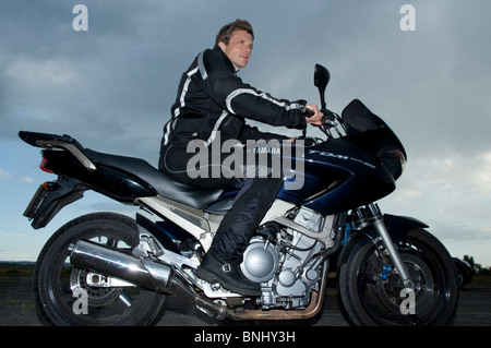 Hombre moto Yamaha reflejan la seguridad vial ropa ropa de moto boot obtiene nublado no tráfico del casco Fotografía de stock - Alamy