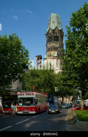 Boulevard Kurfuerstendamm con bus turístico y la Iglesia Memorial Kaiser Wilhelm en la plaza Breitscheidplatz, Berlín, Alemania. Foto de stock