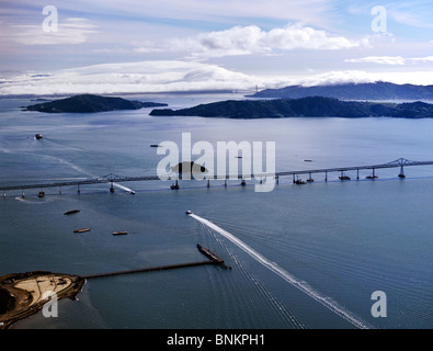 Vista aérea arriba acercando commuter ferries Richmond San Rafael el puente de la bahía de San Francisco, California Foto de stock