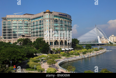 En Putrajaya, Malasia, Seri Wawasan Puente, Edificio Menara, lago Foto de stock