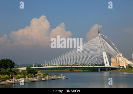 En Putrajaya, Malasia, Seri Wawasan Bridge, lago Foto de stock