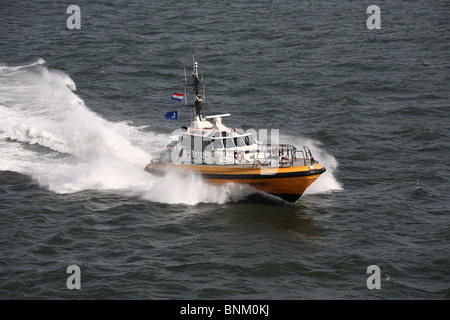Waterjet powered buque piloto Mercurio dejando Ijmuiden Harbor, Holanda, Europa Foto de stock