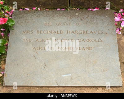 Placa conmemorativa en la tumba de la Sra. Reginald Hargreaves la "Alicia" de Lewis Carroll "Alicia en el país de las Maravillas" Lyndhurst Hampshire Foto de stock