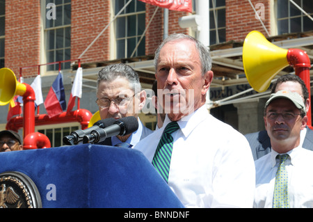 El alcalde de Nueva York, Michael Bloomberg, con altavoz de la Asamblea del Estado de Nueva York, Sheldon Silver en una conferencia de prensa en Manhattan. Foto de stock