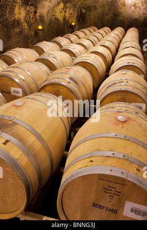 Barriles de vino en Beringer Vineyards, Napa Valley, California. Foto de stock