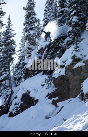 Un macho snowboarder salta acantilado en Colorado. Foto de stock