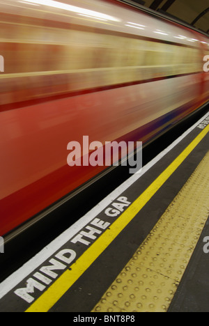 Un tren de Metro de Londres, se aleja del chorlitejo Ciudad Estación de metro en Londres Foto de stock