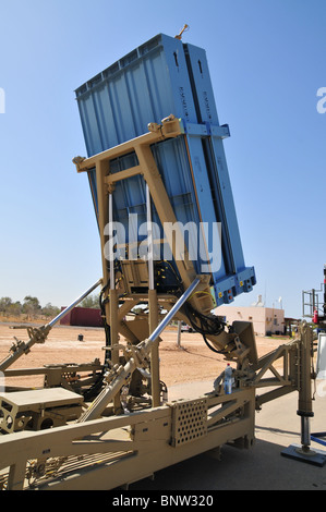 Domo de hierro (en hebreo: Kipat Barzelý) es un sistema de defensa aérea móvil diseñado para interceptar misiles de corto alcance y proyectiles de artillería Foto de stock