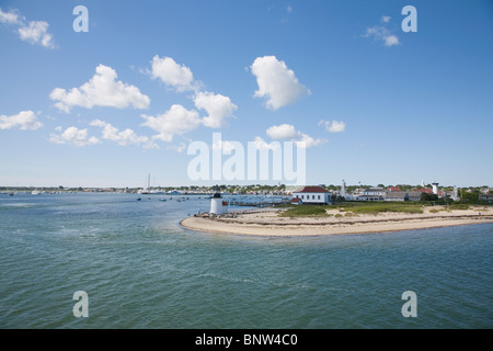 Puerto y Brant Point lighthouse en Nantucket Foto de stock