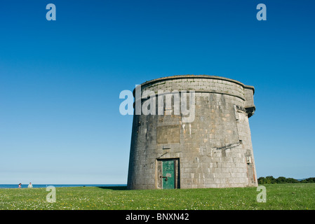 La época Napoleónica Martello torre defensiva en la Isla Roja en la ciudad costera de Skerries, al norte del condado de Dublín, Irlanda Foto de stock