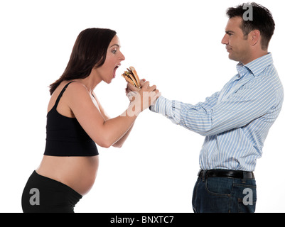 Par esperando bebé hambriento mujer comer hamburguesas estudio aislado sobre fondo blanco.