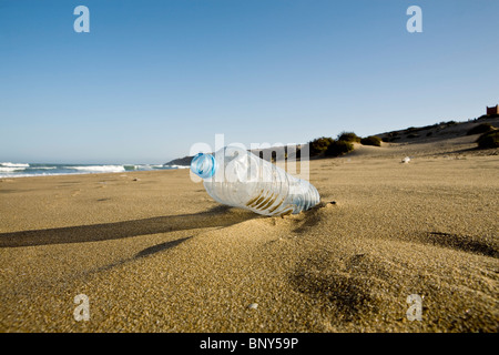 Botella de agua de plástico abandonada en la playa, el Parque Nacional de Souss-Massa, Marruecos