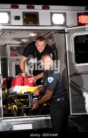Los paramédicos multirracial teniendo camilla de ambulancia Foto de stock