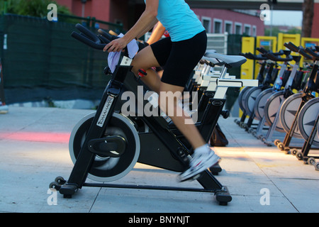 Una joven mujer aeróbica spinning durante una clase en un festival de Fitness en Roma Italia Foto de stock