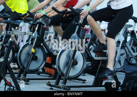 Las mujeres girando durante una clase aeróbica en un festival de Fitness en Roma Italia Foto de stock