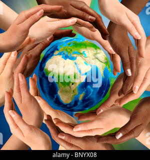 Hermoso símbolo conceptual del globo terráqueo multirracial con manos humanas alrededor de ella. La unidad y la paz mundial concepto.