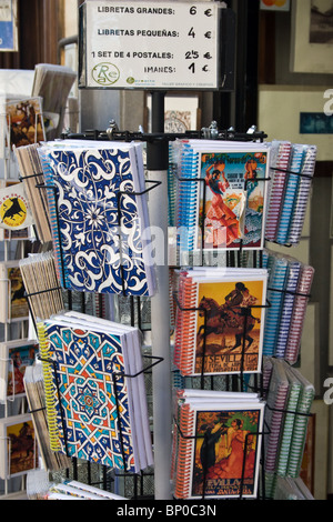 Cuadernos de recuerdos y postales con temas de diseño morisco y Flamenco, Granada, Andalucía, España.