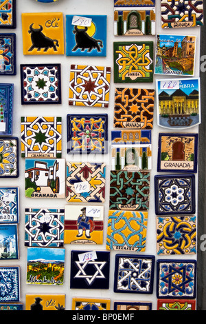 Souvenirs cerámica en venta, Granada, Andalucía, España.