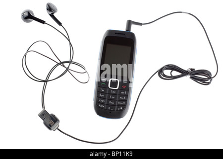 Teléfono móvil con cable de audio conectado y auriculares Foto de stock