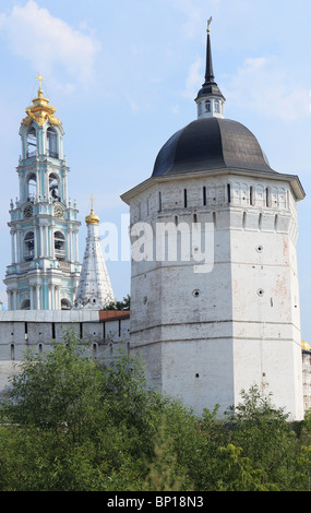 Carpenter y la torre del campanario de la Santísima Trinidad - San Sergio Lavra, Sergiev Posad, distrito de Moscú, Rusia Foto de stock