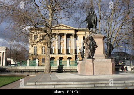 Apsley House, antigua residencia del Duque de Wellington, en la esquina de Hyde Park, Londres, con el Duque de Wellington estatua en primer plano.