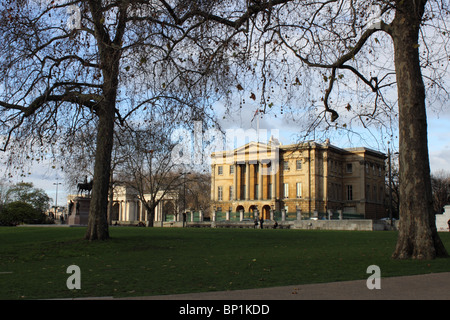 Apsley House, antigua residencia del Duque de Wellington, en la esquina de Hyde Park, Londres, con el Duque de Wellington estatua.