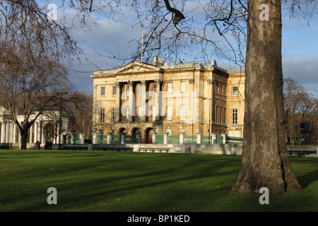 Apsley House, antigua residencia del Duque de Wellington, en la esquina de Hyde Park, Londres, con árbol en primer plano.